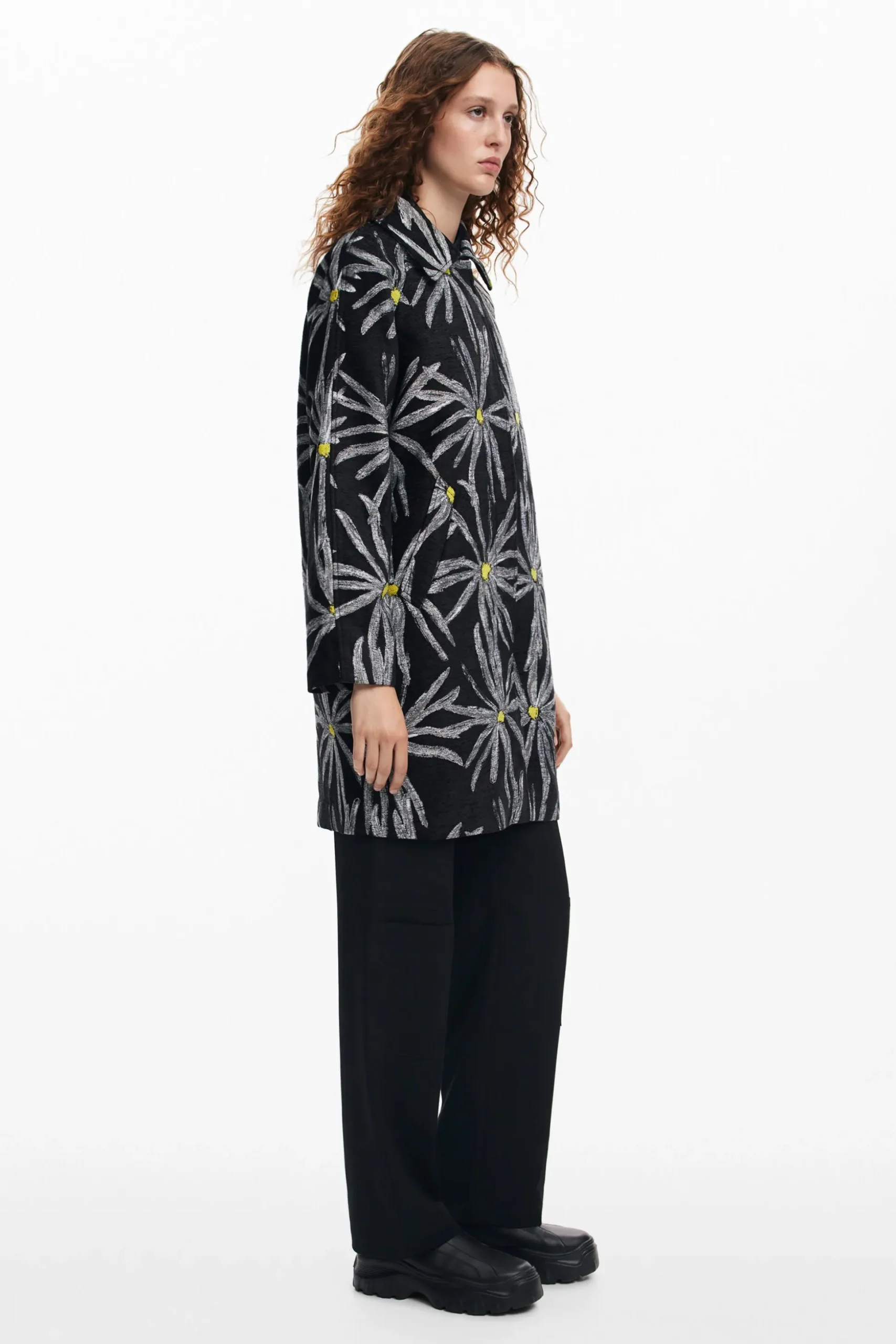 Abrigo estampado margaritas