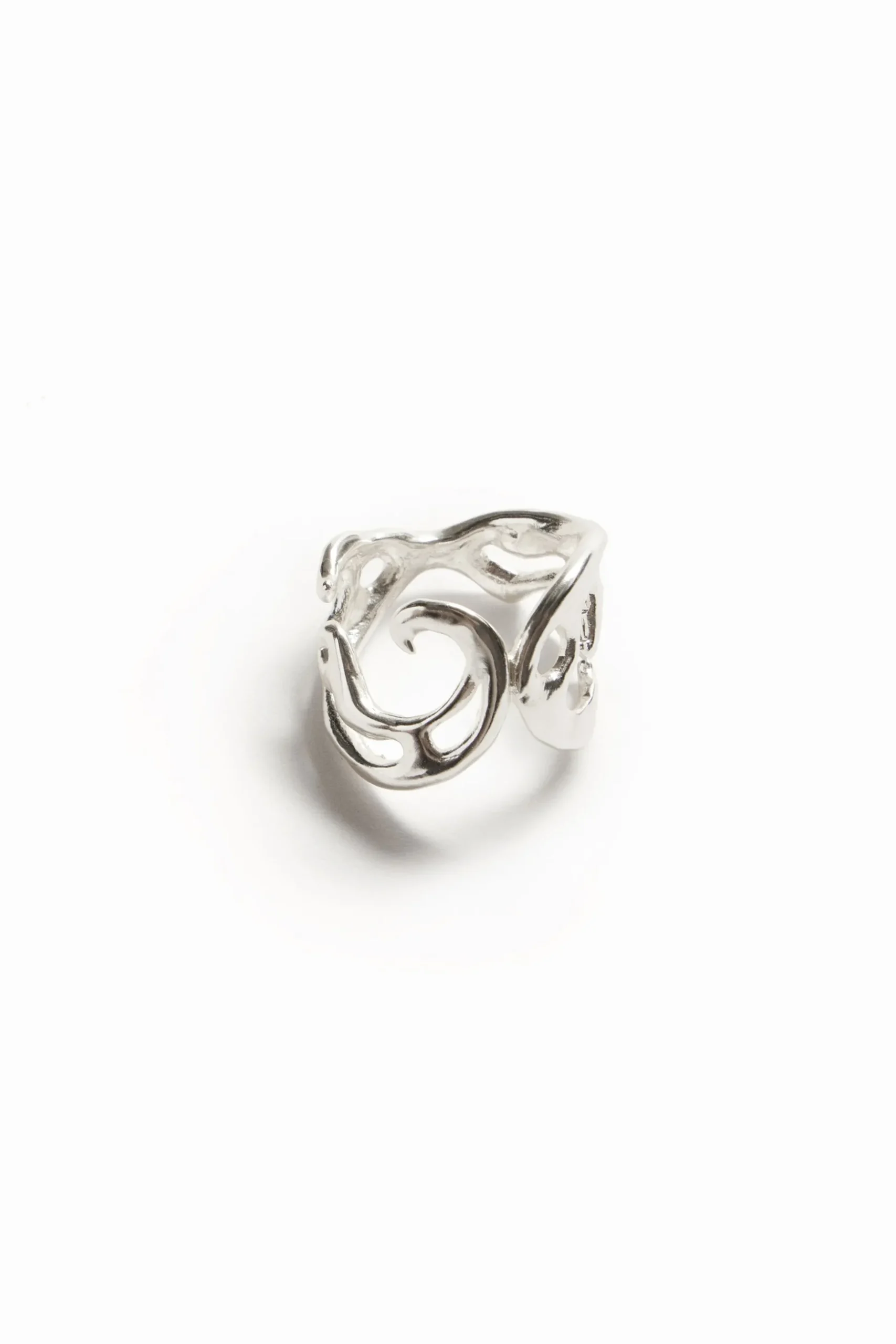 Anillo formas orgánicas baño plata Zalio
