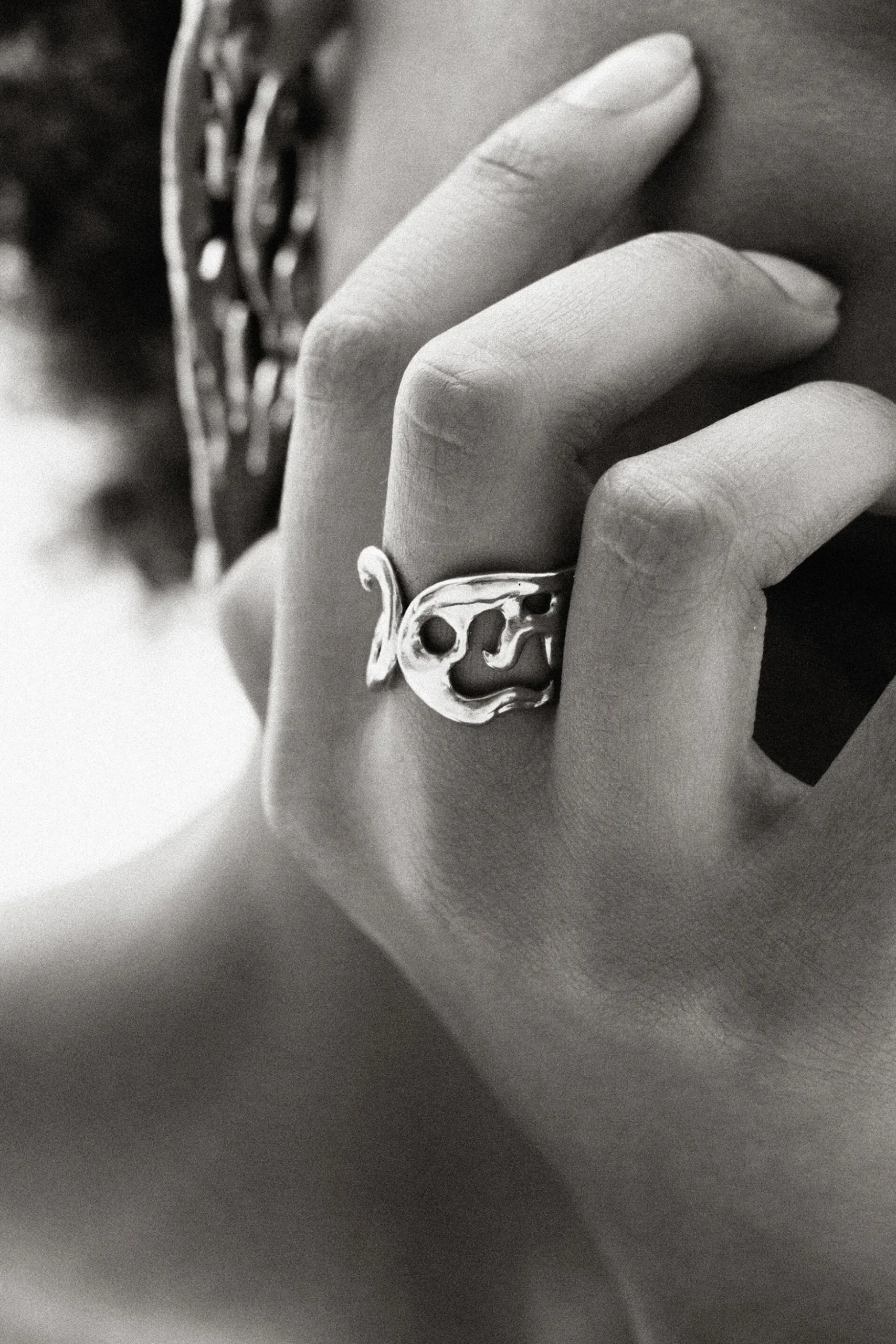 Anillo formas orgánicas baño plata Zalio