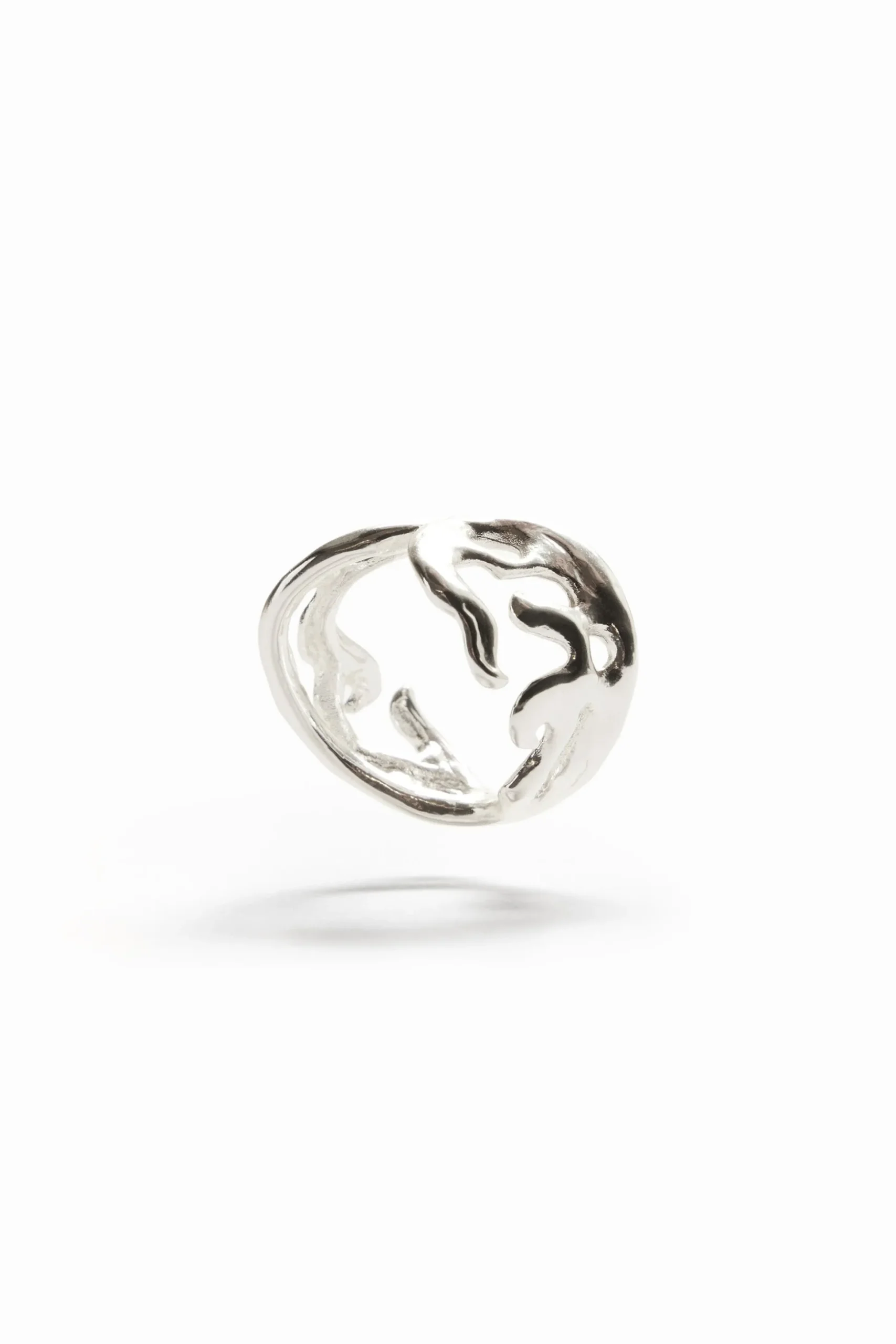 Anillo formas orgánicas baño plata Zalio
