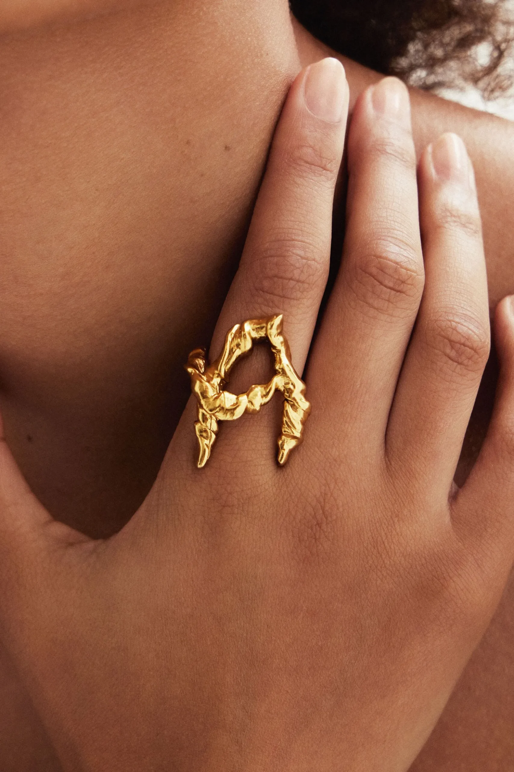 Anillo letra A baño oro Zalio