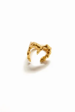 Anillo letra M baño oro Zalio