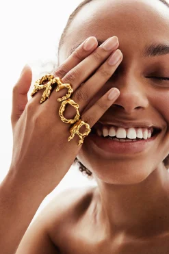 Anillo letra O baño oro Zalio