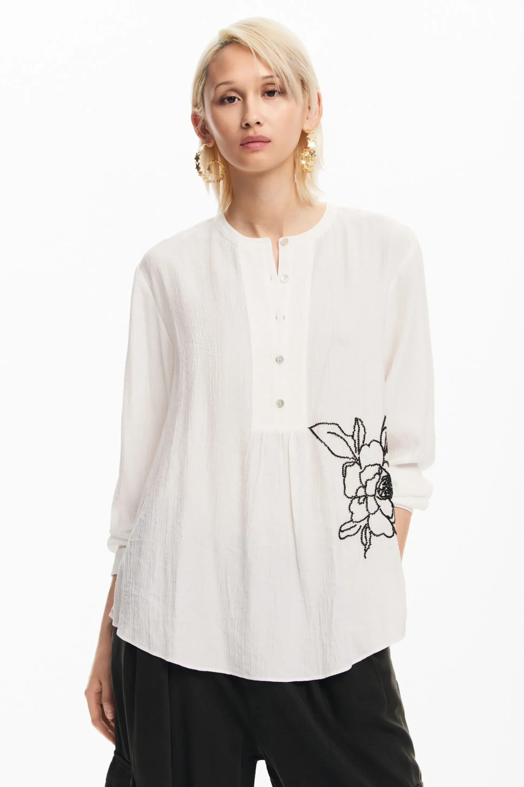 Blusa flor bordada