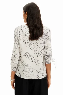 Blusa textos mangas ajustables