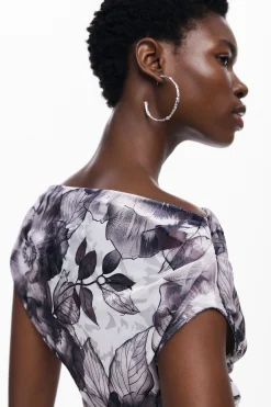 Camiseta asimétrica flores