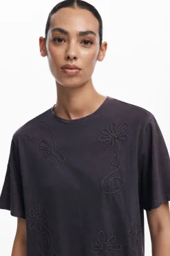 Camiseta flores bordadas