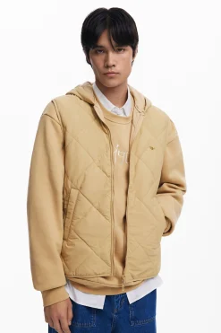 Cortavientos con capucha