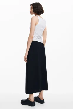 Falda midi pliegues