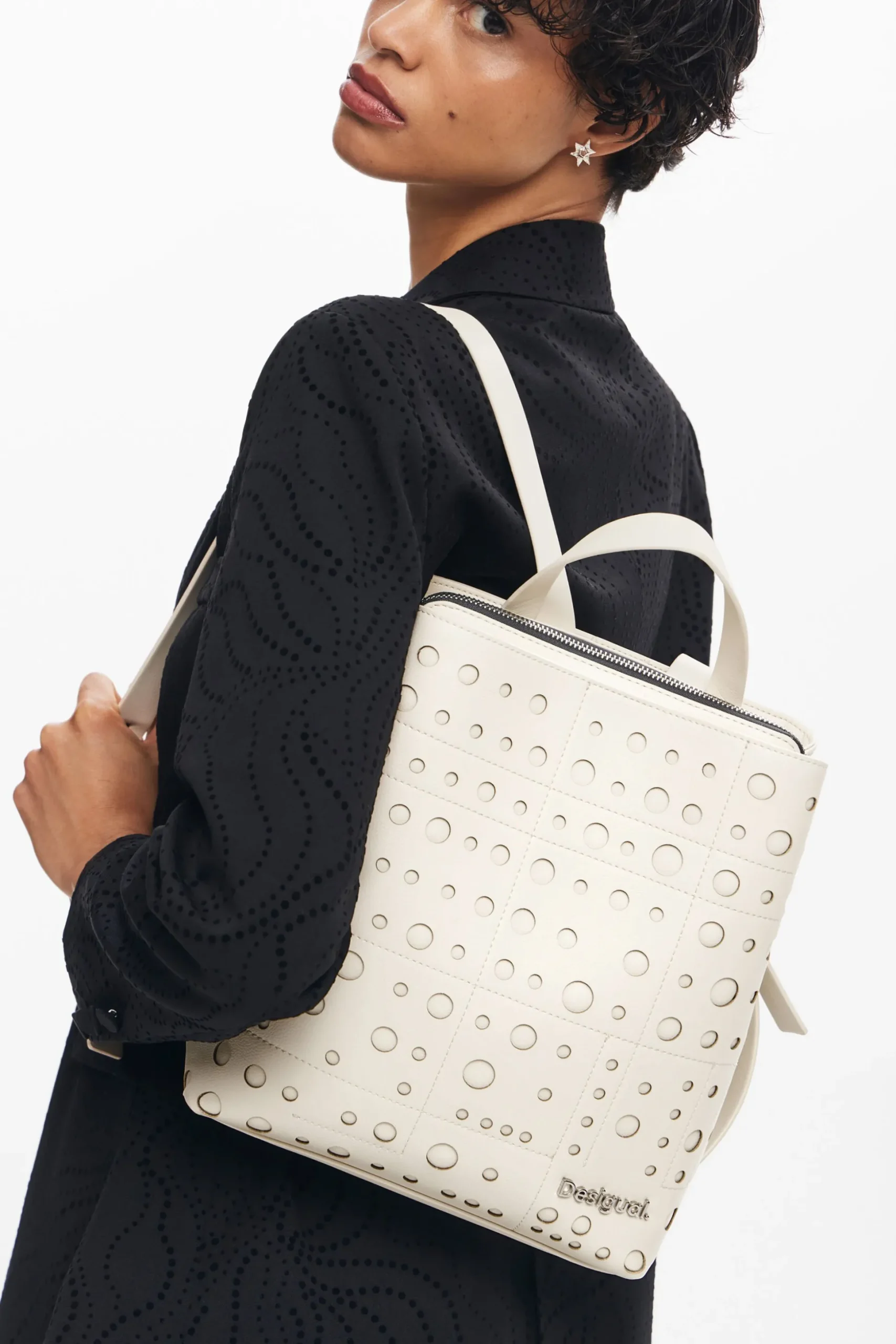 Mochila efecto piel círculos