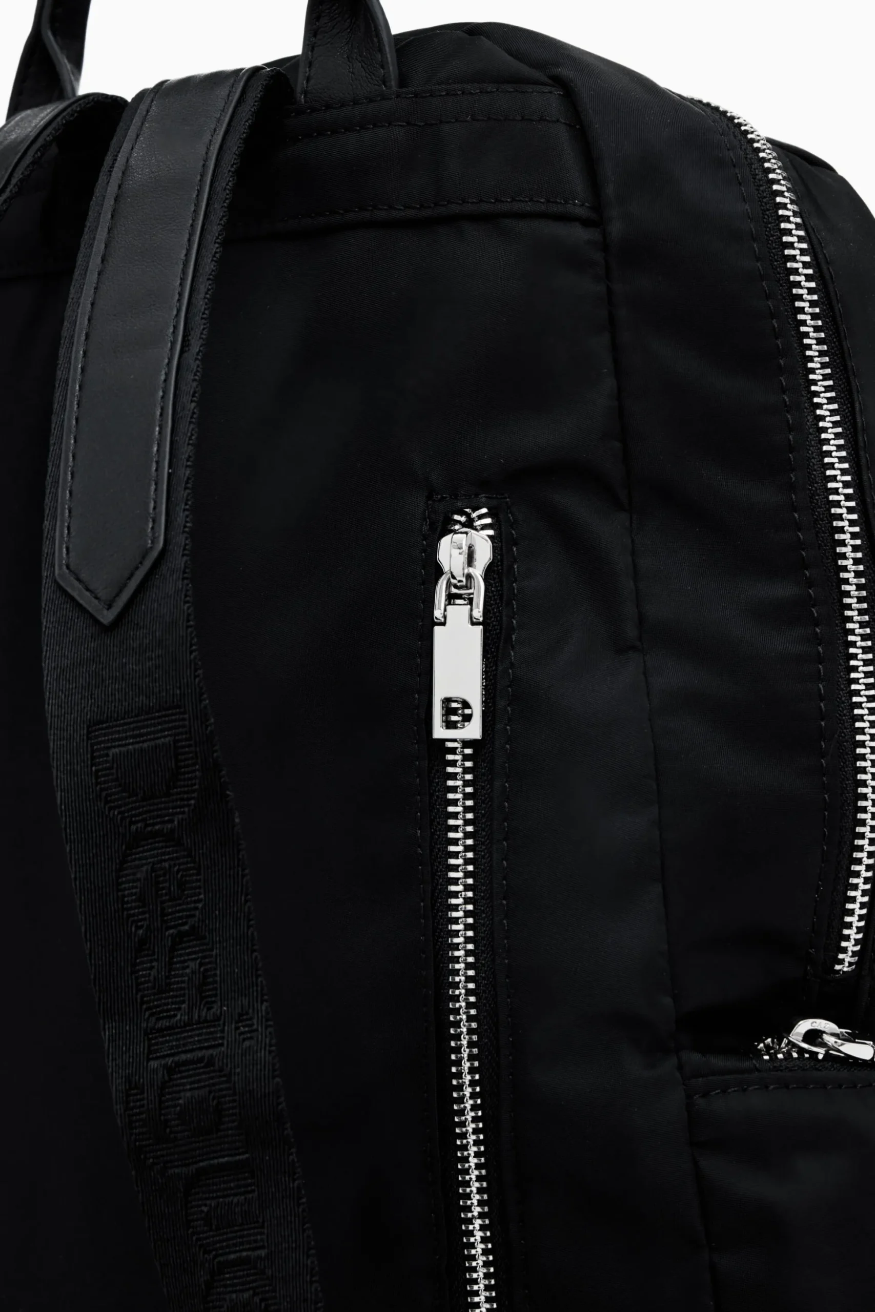 Mochila mediana varios bolsillos