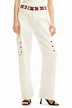 Pantalón denim cropped con bordes de rombos