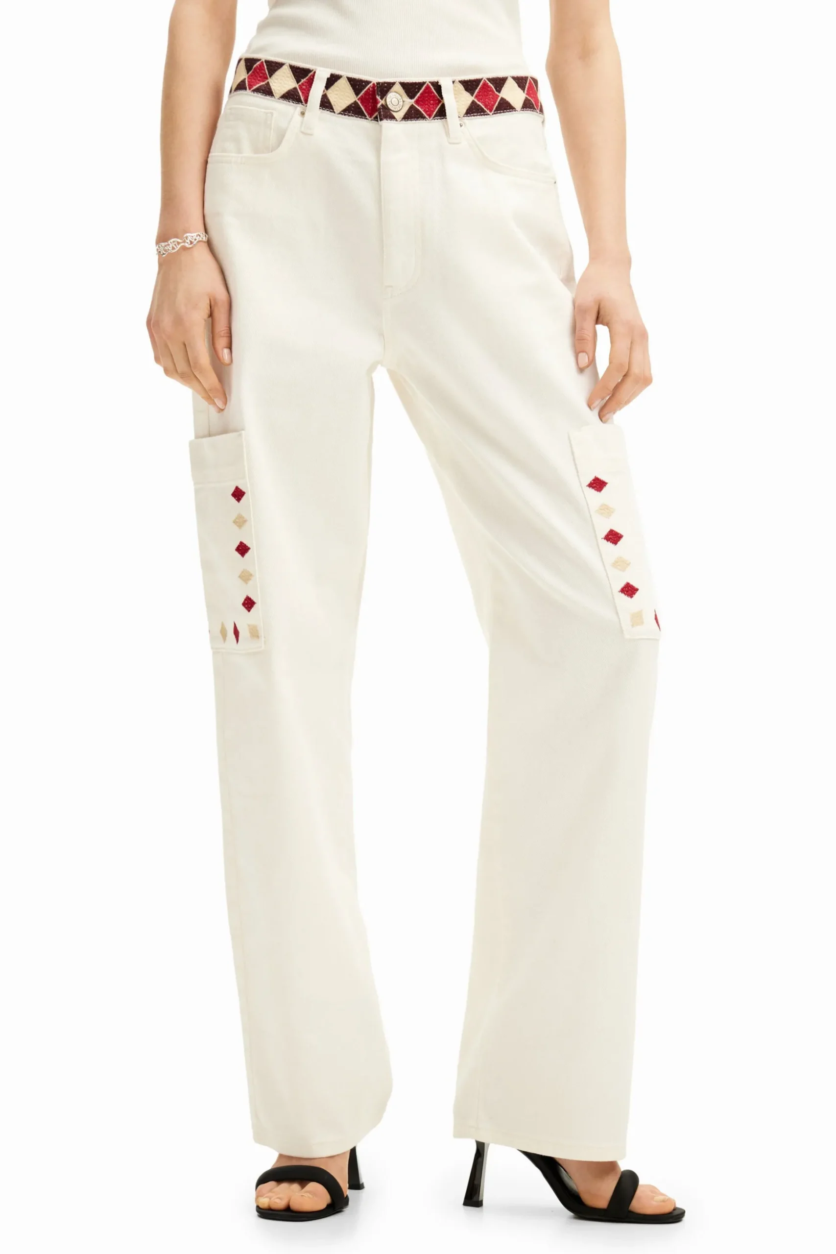 Pantalón denim cropped con bordes de rombos