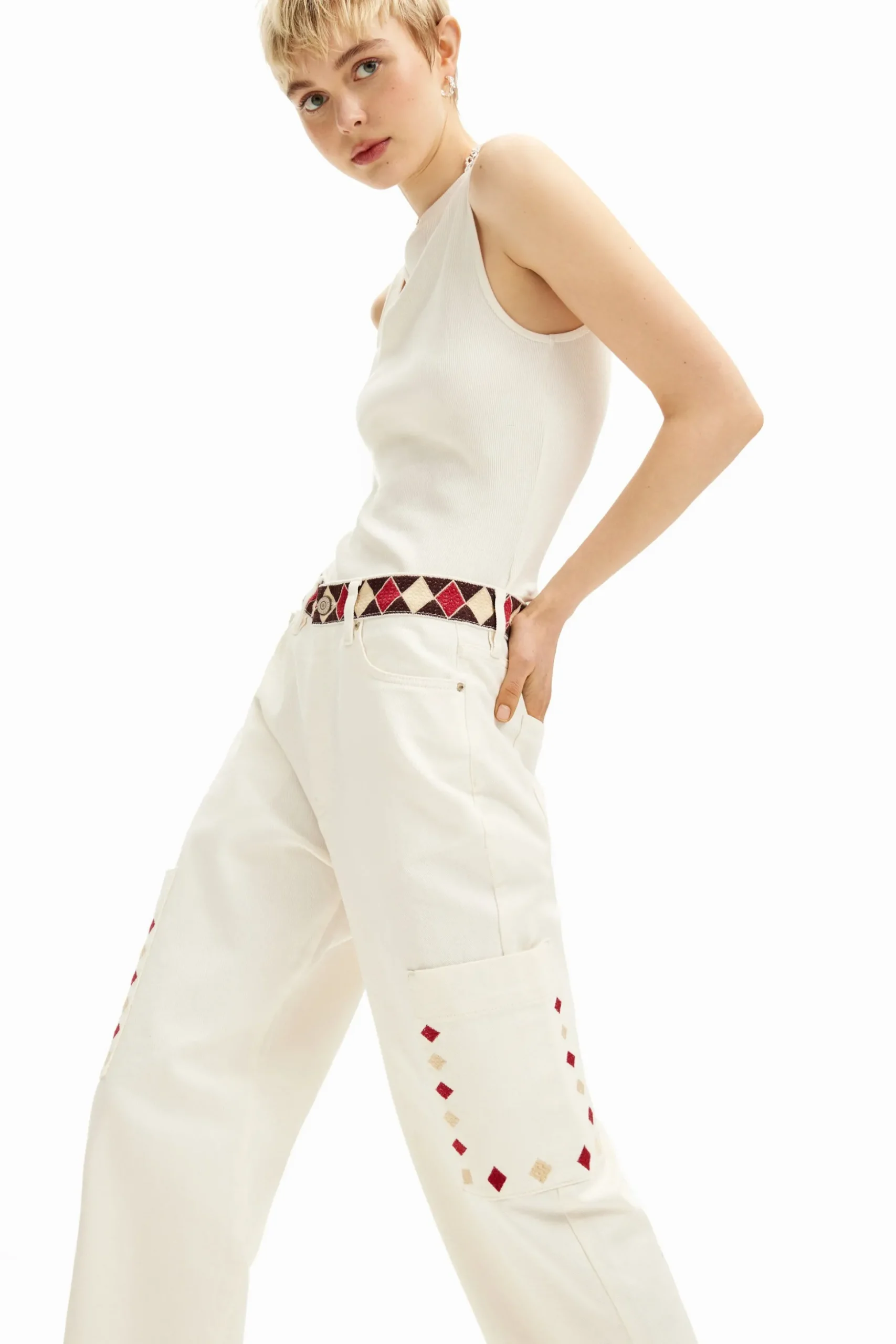 Pantalón denim cropped con bordes de rombos