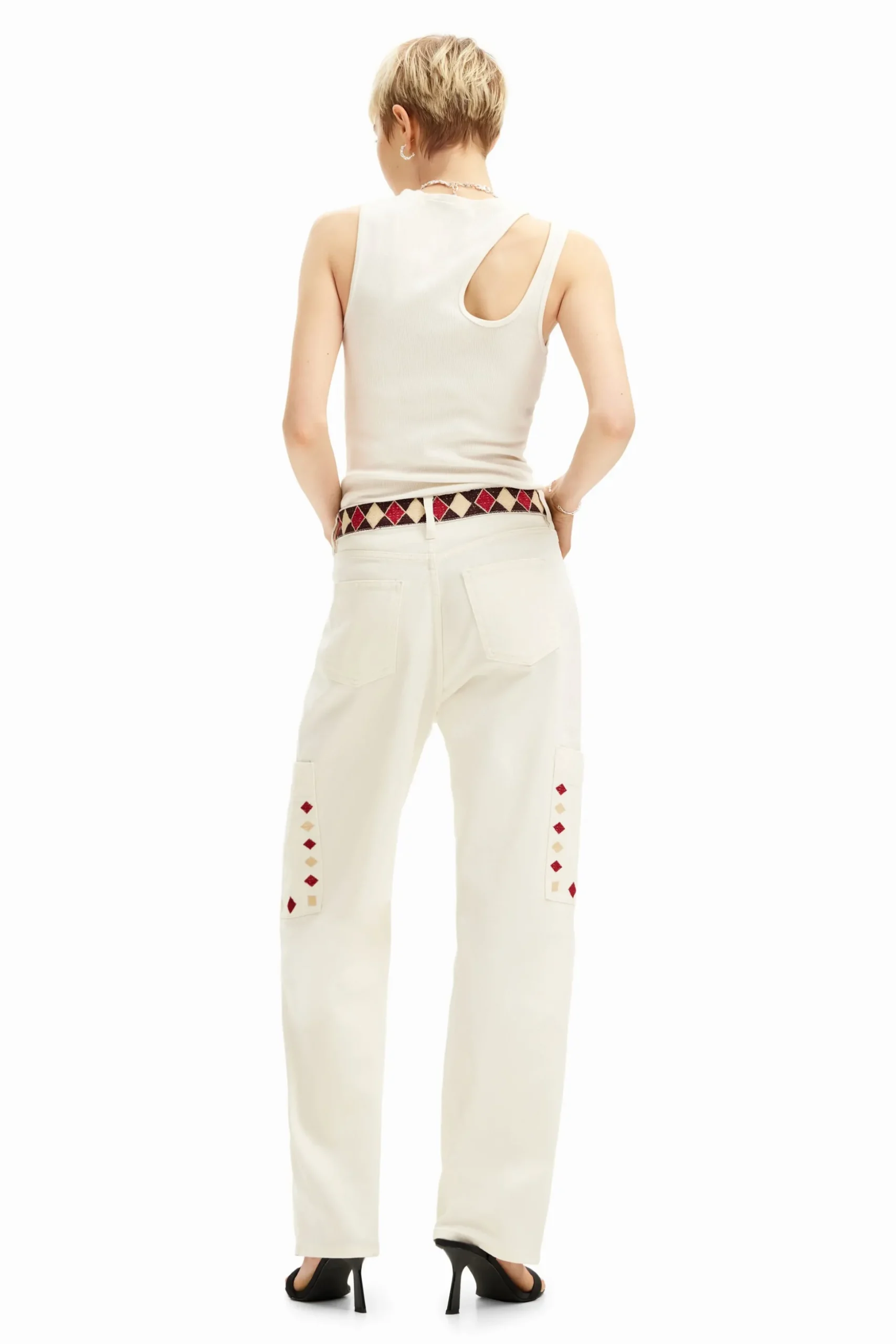 Pantalón denim cropped con bordes de rombos