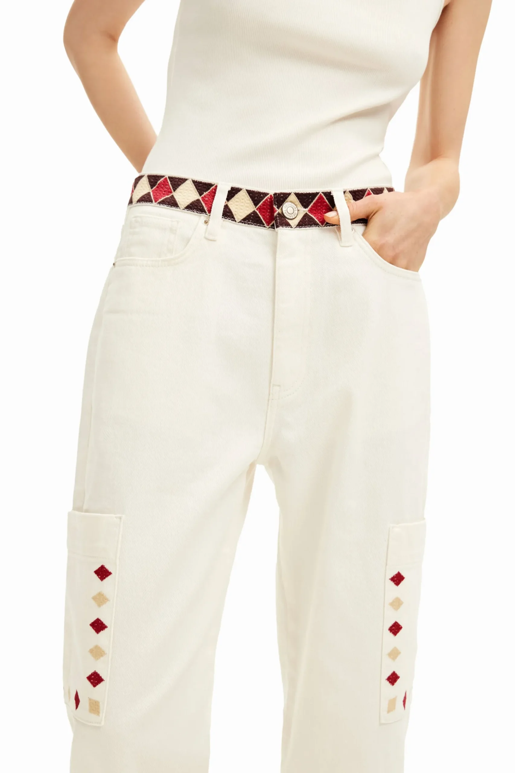 Pantalón denim cropped con bordes de rombos
