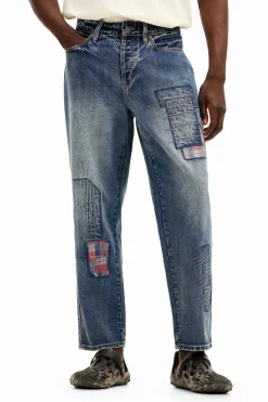 Pantalón denim parcheado