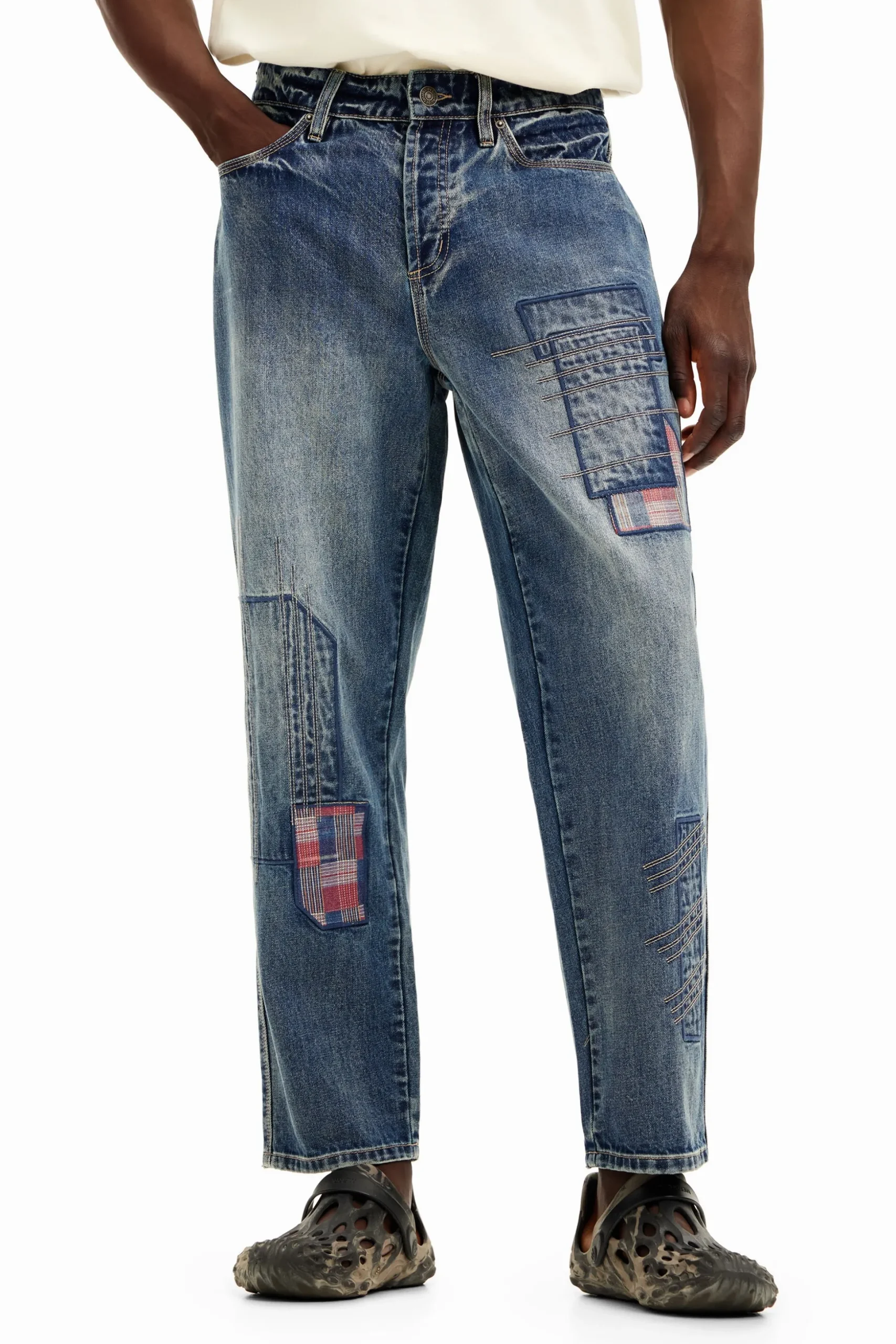 Pantalón denim parcheado