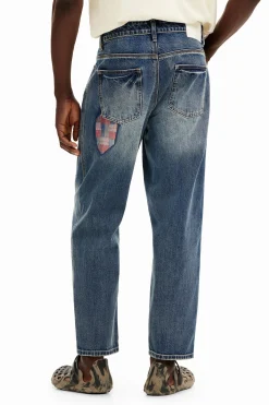 Pantalón denim parcheado