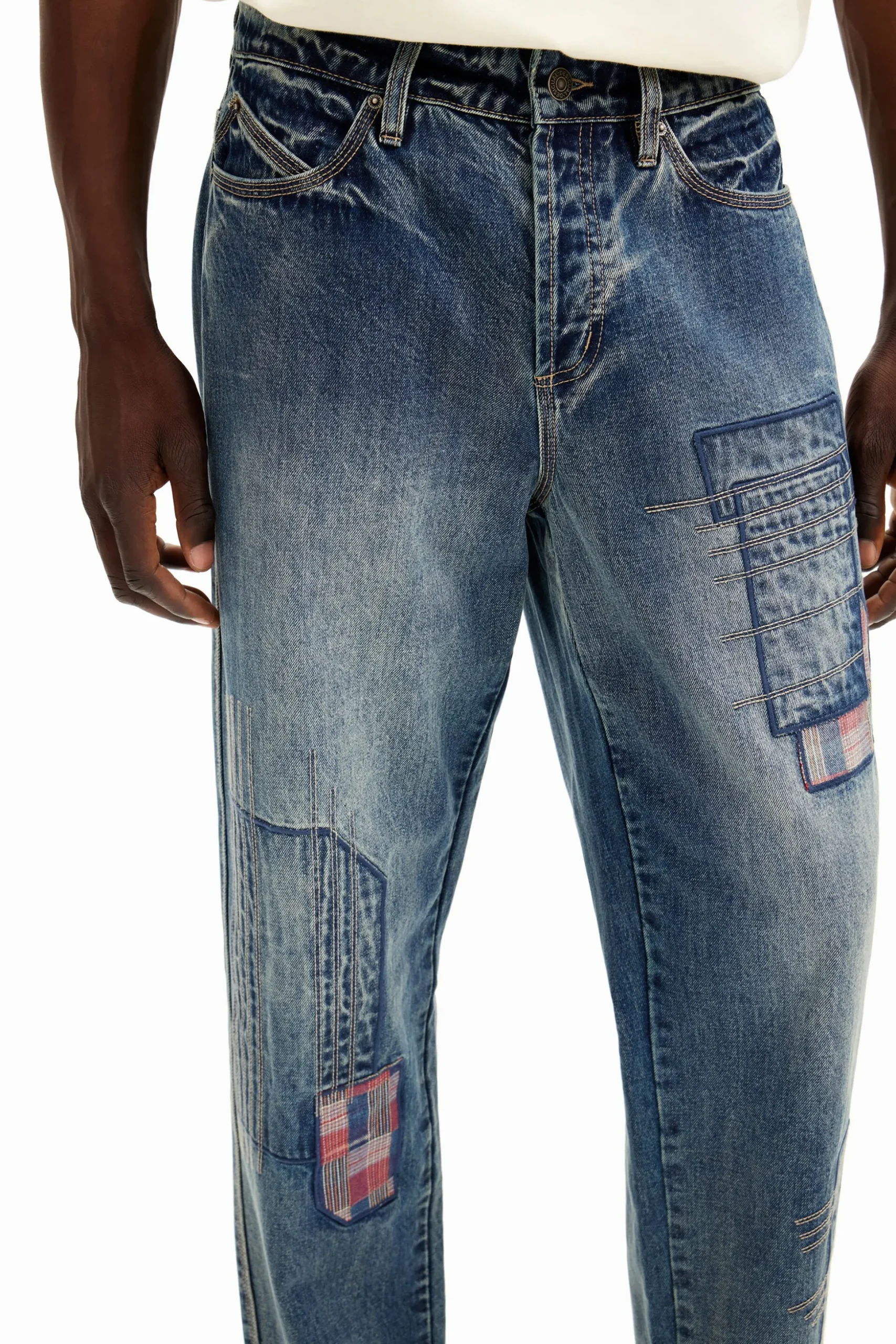 Pantalón denim parcheado
