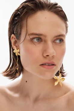 Pendientes largos asimétricos flor baño oro Zalio