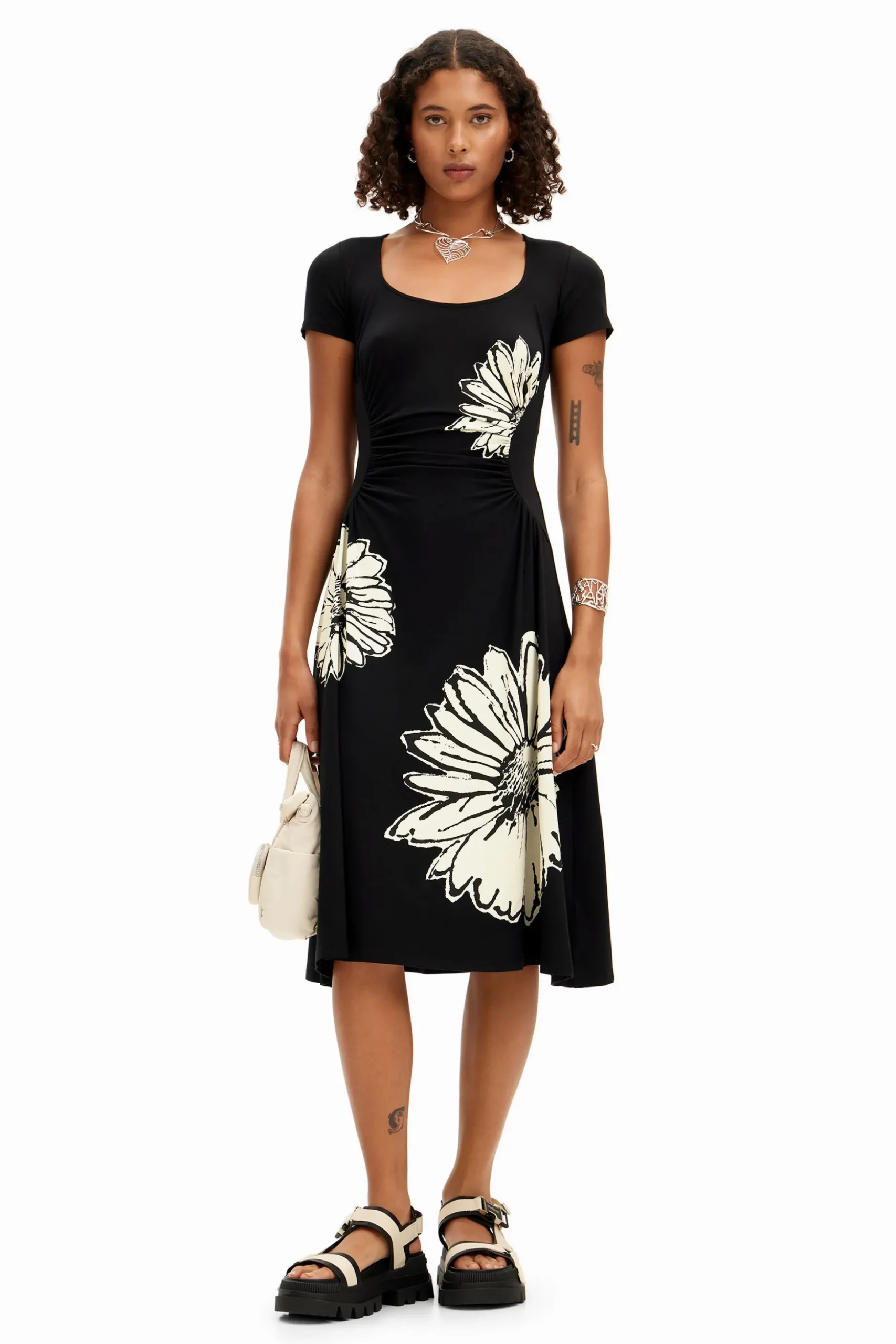 Vestido midi de manga corta con escote y margaritas