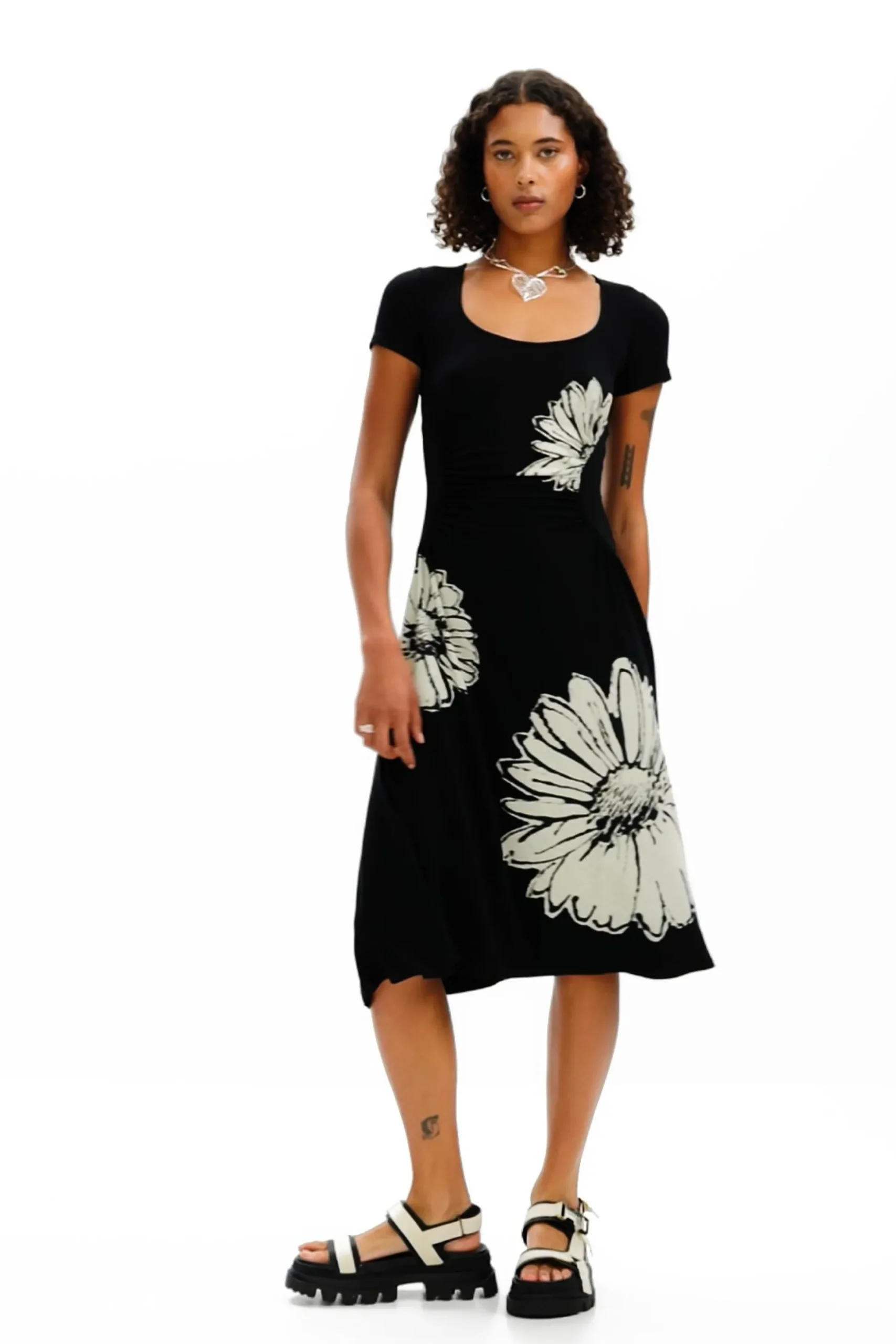 Vestido midi de manga corta con escote y margaritas